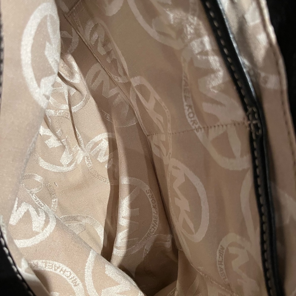 Michael Kors Large Double-Buckle-snap-button leather shoulder bag - Picture 4 of 8